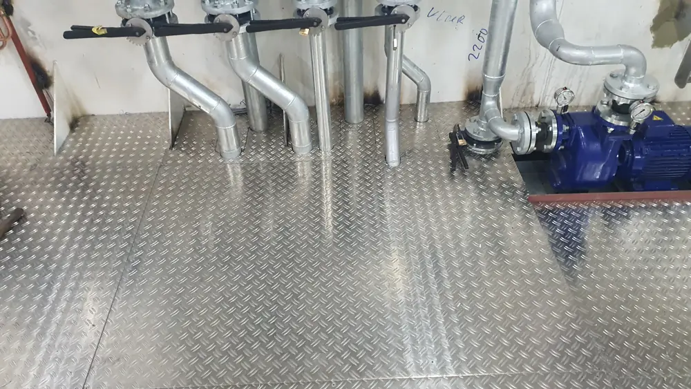 Uitsparingen rond leidingen in aluminium vloer