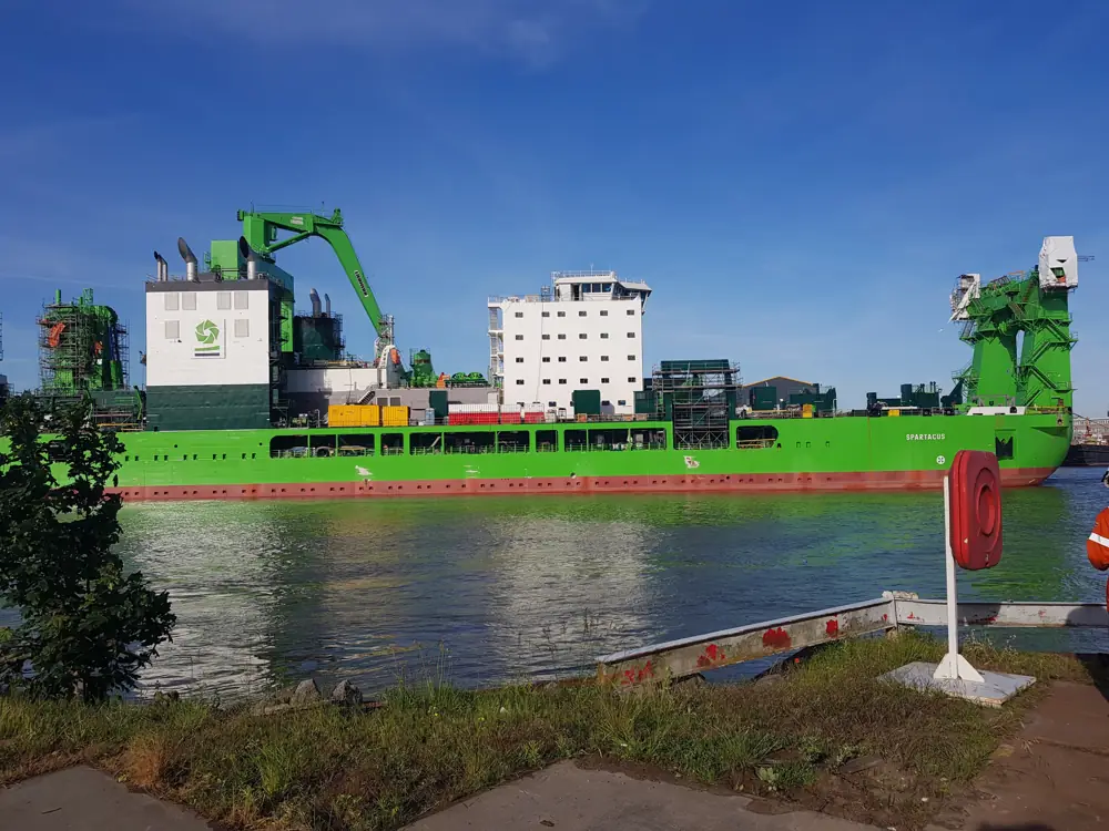 Nieuwbouwschip aan de kade bij de werf