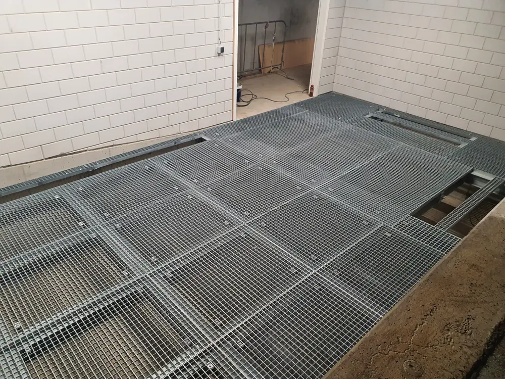 Roostervloer in een technische schacht van een kantoorgebouw