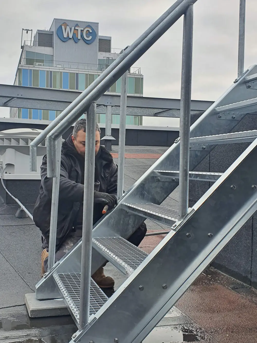 Stalen trap op een dak